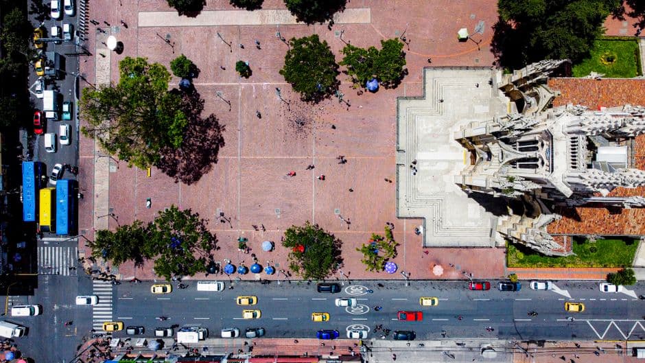 Vista aérea de una plaza con catedral en una ciudad, en el chat de Neira