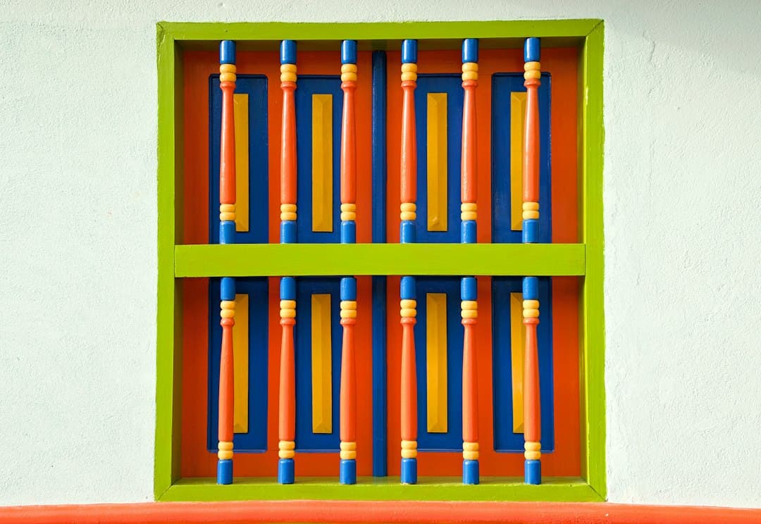 Pared naranja y azul con una ventana verde, en el chat de Guamo