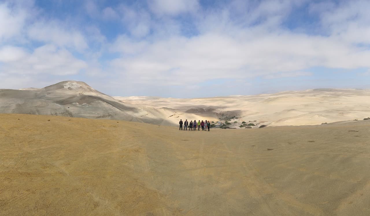 Desierto de Ica en Perú en un día de sol, en el chat de Parcona