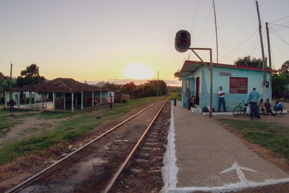 Una casa azul y roja junto a la vía del tren, en el chat de Sabana Grande de Boyá
