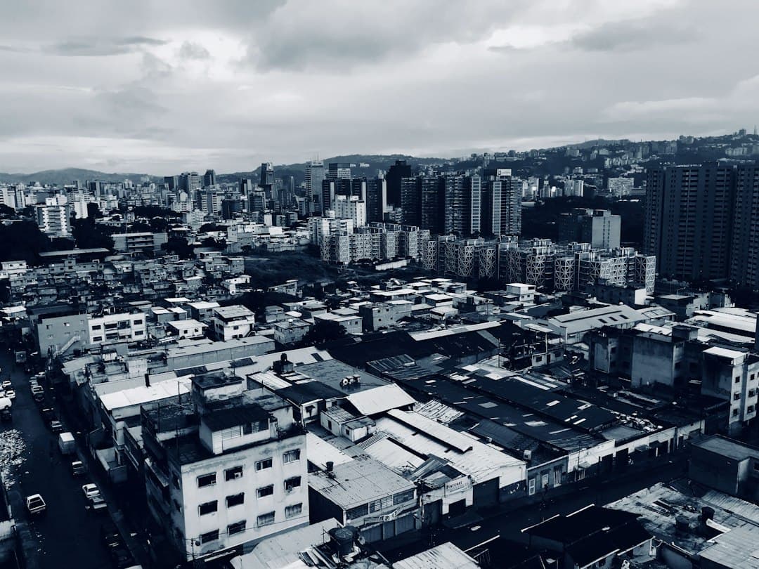 Vista aérea de ciudad con edificios y calles, en la sala de chat de Guanta