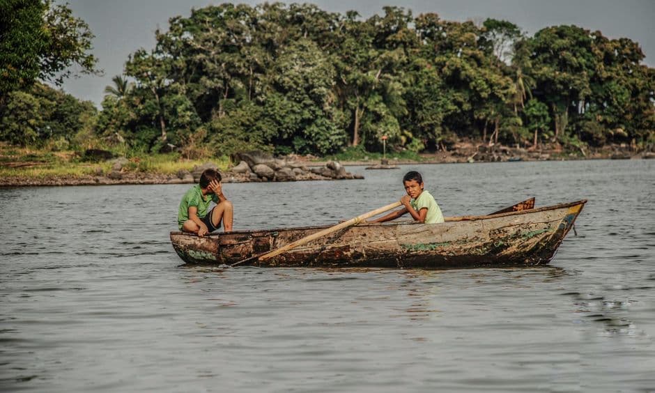 Dos chicos en una barca, en el chat de Río Blanco