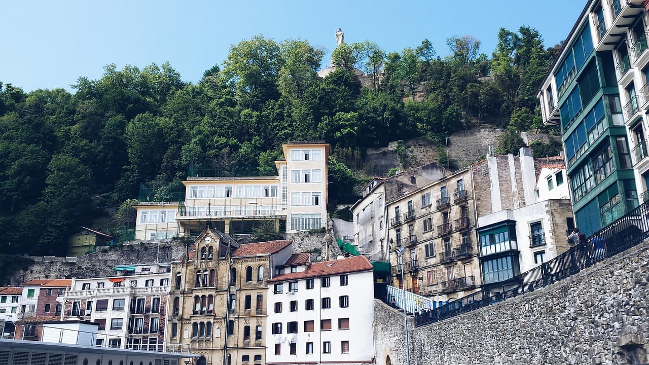 Casas de una ciudad junto a la costa, en el chat de San Sebastián