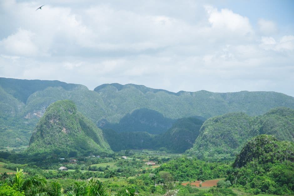 Montañas verdes bajo un cielo nublado en verano, en el chat de Madruga