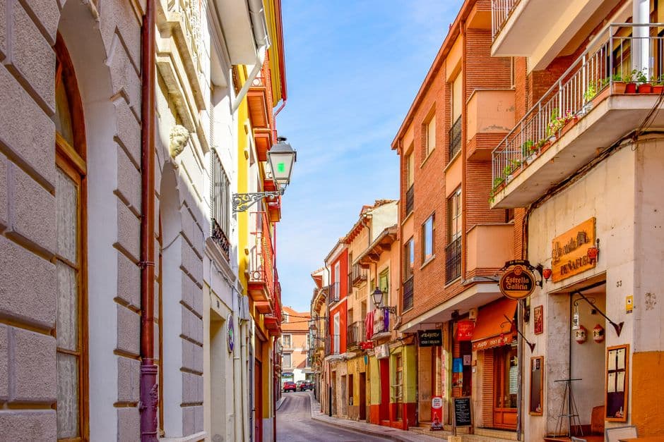 Callejón entre edificios de una ciudad española, en la sala de chat de Alcorcón