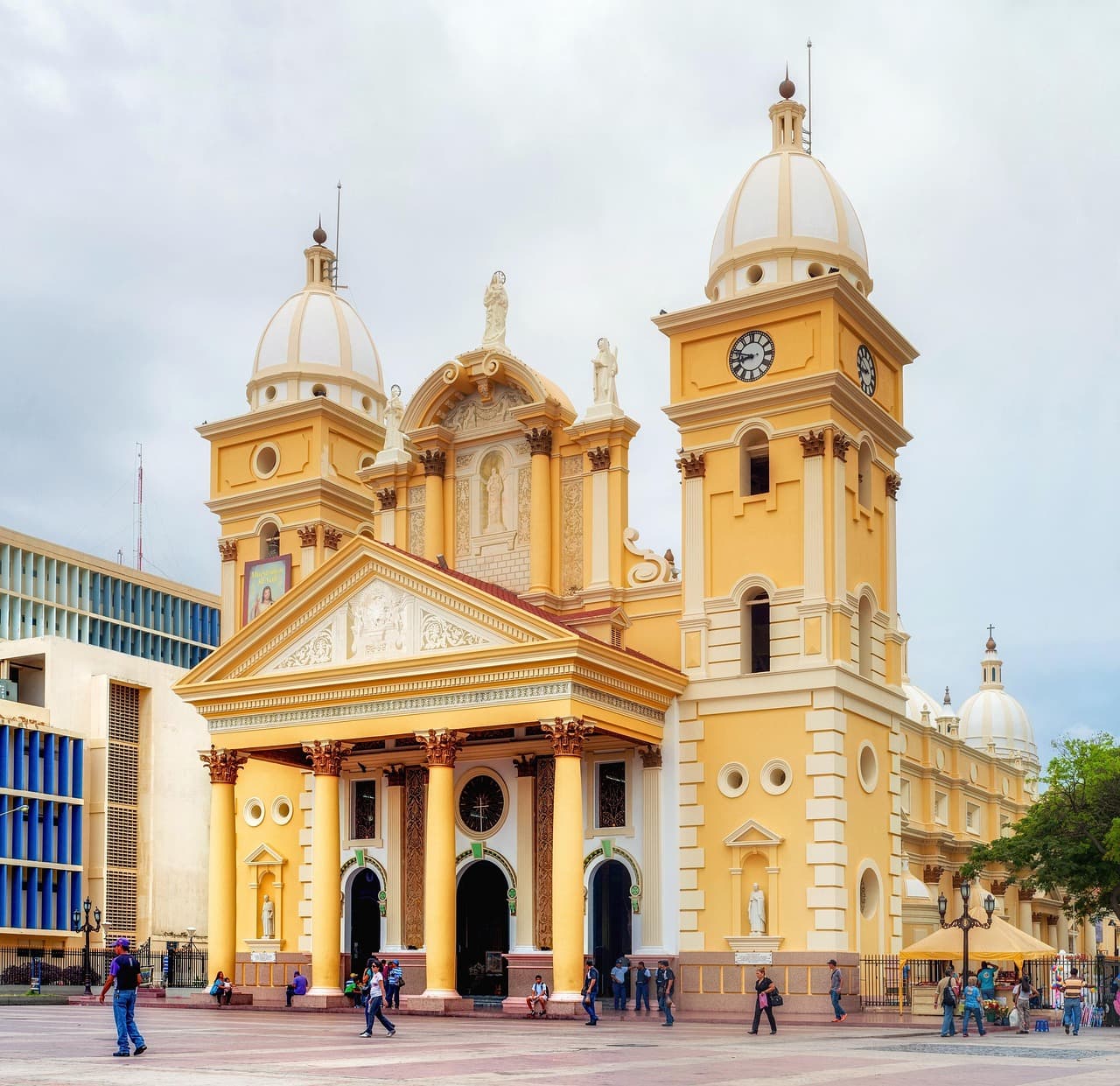 Catedral de ladrillos rojos bajo cielo azul con campanario, en la sala de chat de Semprún