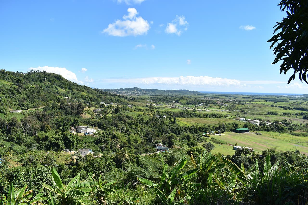 Paisaje de montañas bajo el cielo, en el chat de Yabucoa