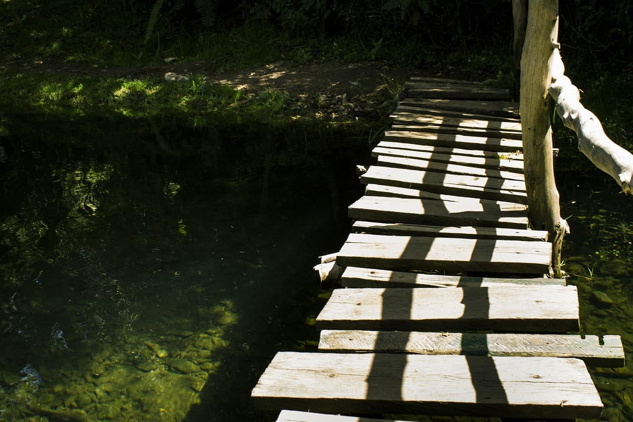 Un puente sobre un lago en plena naturaleza, en el chat de Amagá