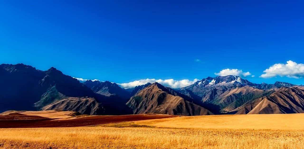 Panorámica de montañas de Perú con nubes, en el chat de Huanta