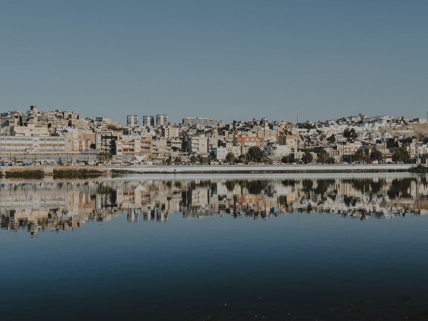 Reflejo de ciudad en agua calmada, en la sala de chat de Ceuta