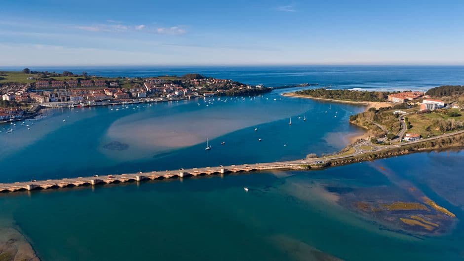 Vista aérea de la costa de Cantabria con puente, en el chat de Santander