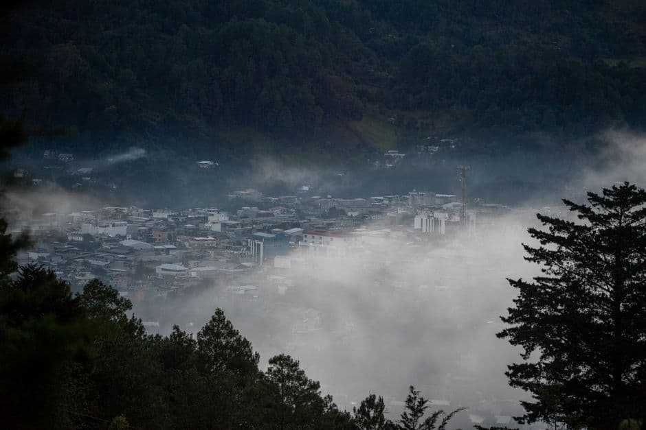 Mañana de niebla en las tierras altas de Guatemala, en el chat de Quezaltepeque
