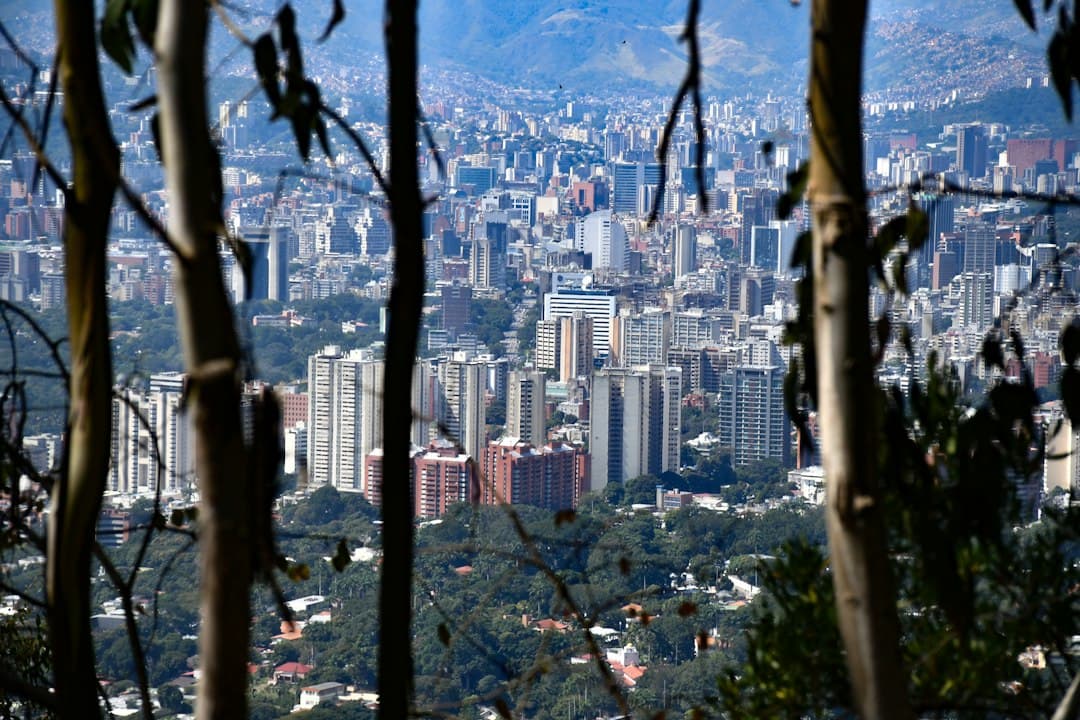 Panorama urbano con edificios y calles bajo cielo azul, en la sala de chat de Independencia