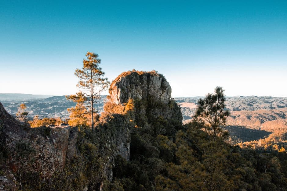Montañas cubiertas de vegetación bajo cielo azul brillante, en el chat de Santa Catarina Mita