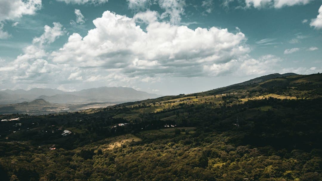 Colinas verdes onduladas y bosque, en el chat de San Andrés Xecul