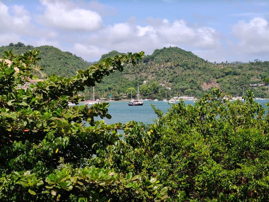 Bahía tropical con colinas cubiertas de vegetación, en el chat de Waslala