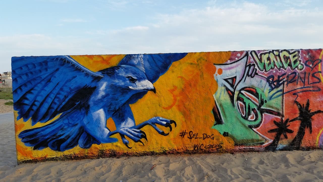 Grafiti pintado con espray en una pared urbana, en el chat de Purificación