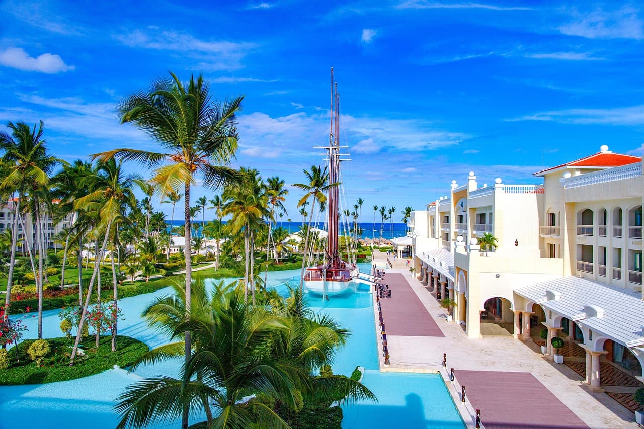 Hotel entre vegetación tropical en República Dominicana, en el chat de El Factor