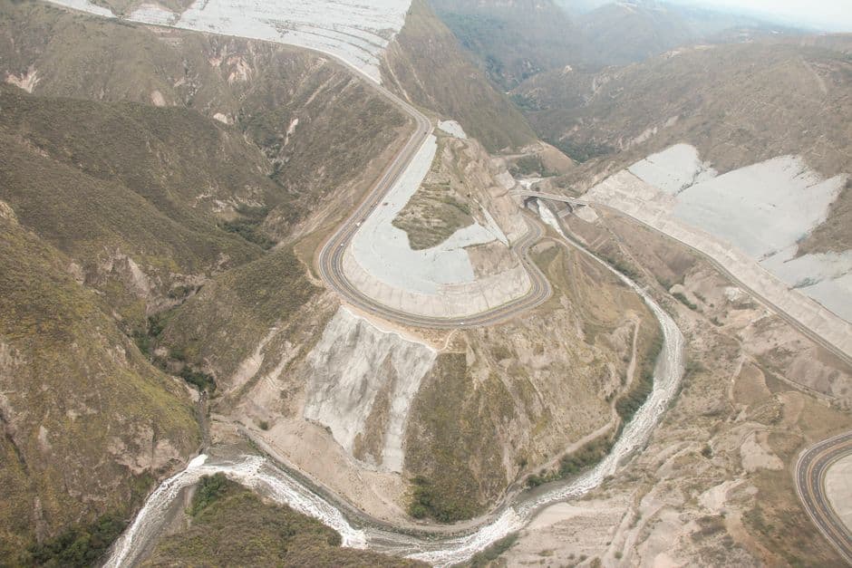 Carretera junto a un río entre montañas, en el chat de Tena