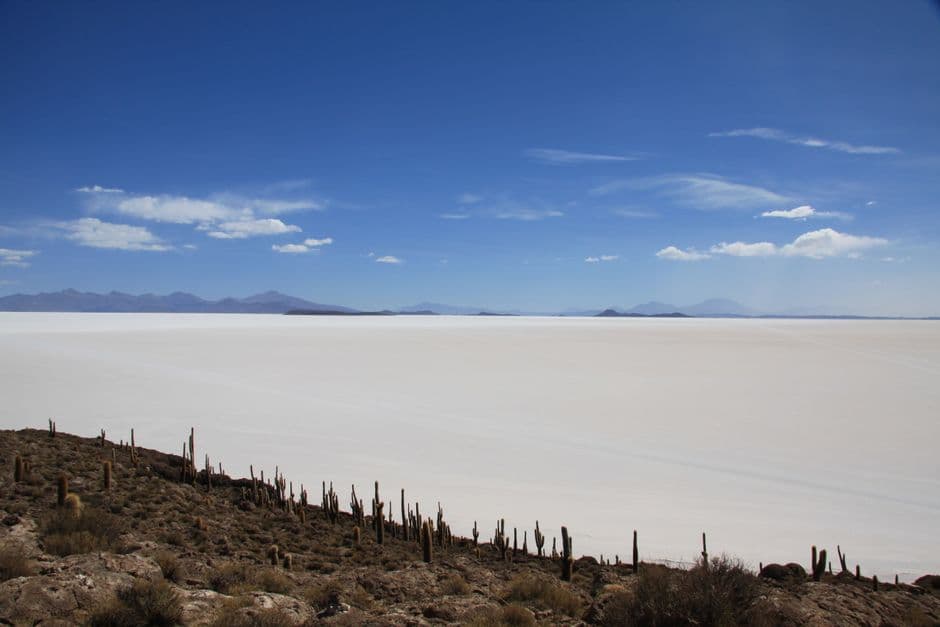 Superficie helada de un lago bajo el sol, en el chat de Uyuni