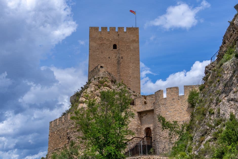 Torre saxónica histórica bajo cielo nublado, en la sala de chat de Torrejón de Ardoz