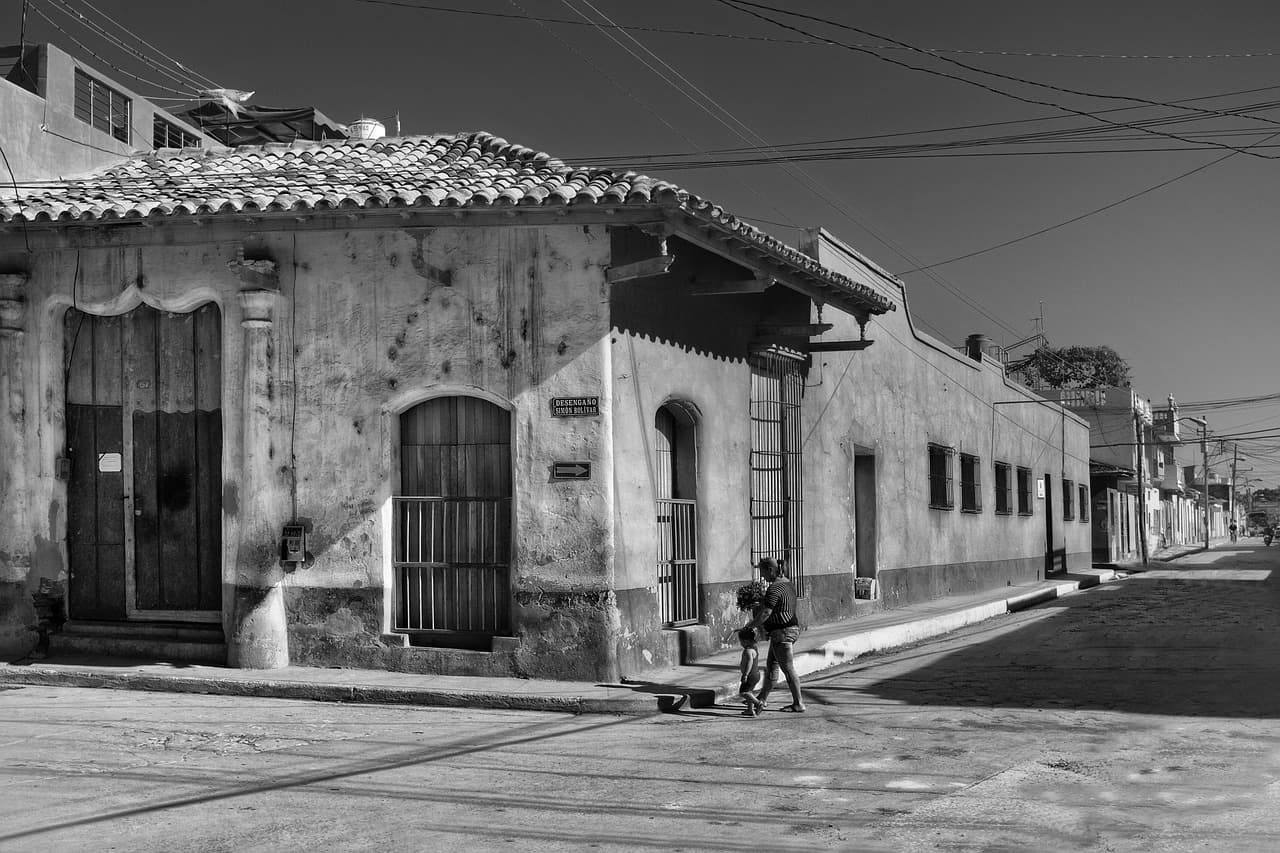 Calle de un pueblo con casas, en blanco y negro, en el chat de Alquízar