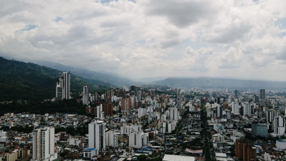 Vista aérea de edificios de la ciudad junto a una montaña, en el chat de Barbosa