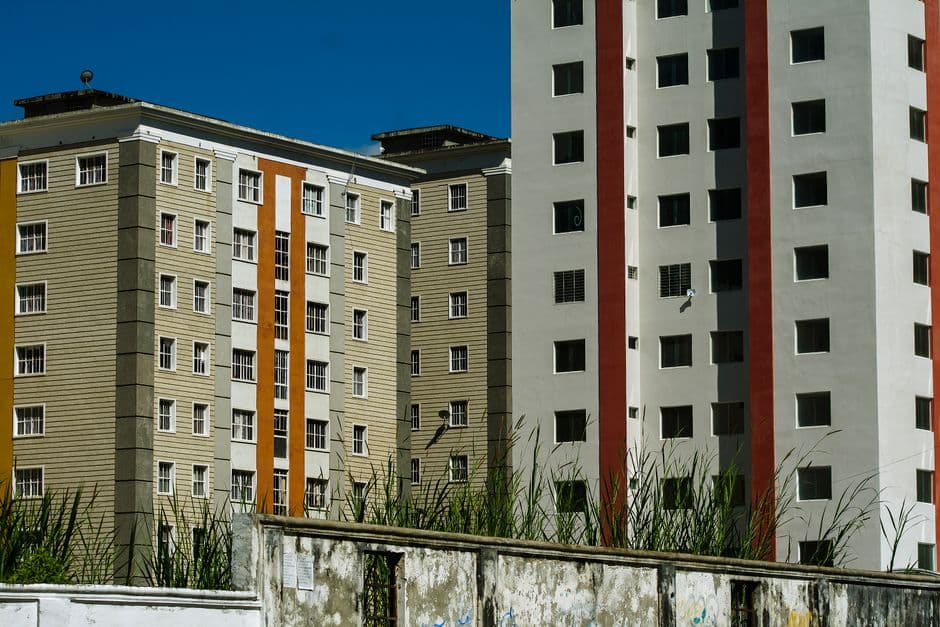 Edificios de hormigón bajo el cielo azul, en el chat de Casacoima