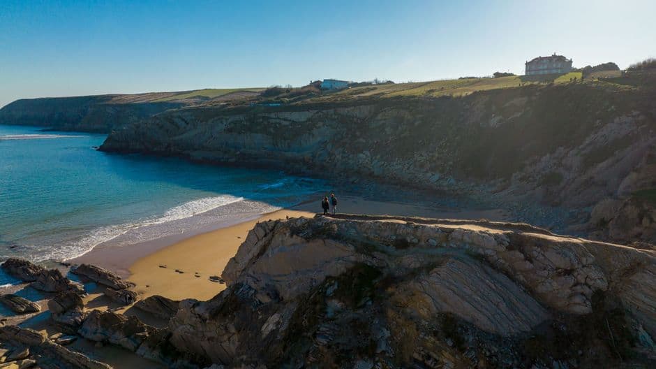 Vista aérea de acantilado y playa en Cantabria, en el chat de Dos Hermanas