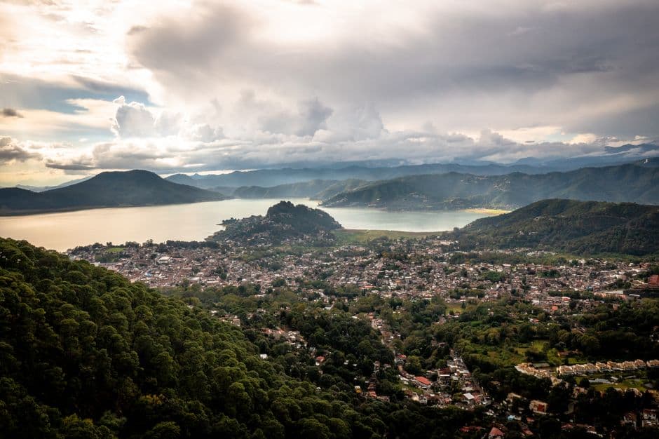 Pueblo en un valle junto a un lago, en el chat de Pueblo Nuevo Viñas