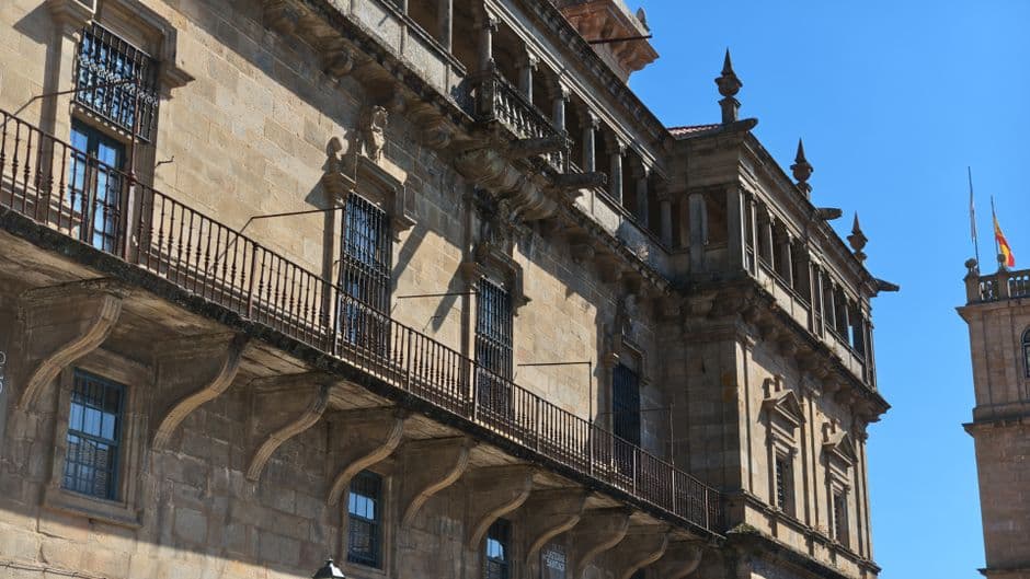 Fachada histórica a plena luz del día, en el chat de Salamanca