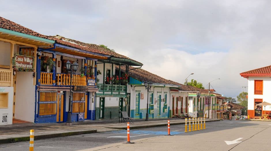 Fachadas de colores vivos a lo largo de una calle, en el chat de Moñitos