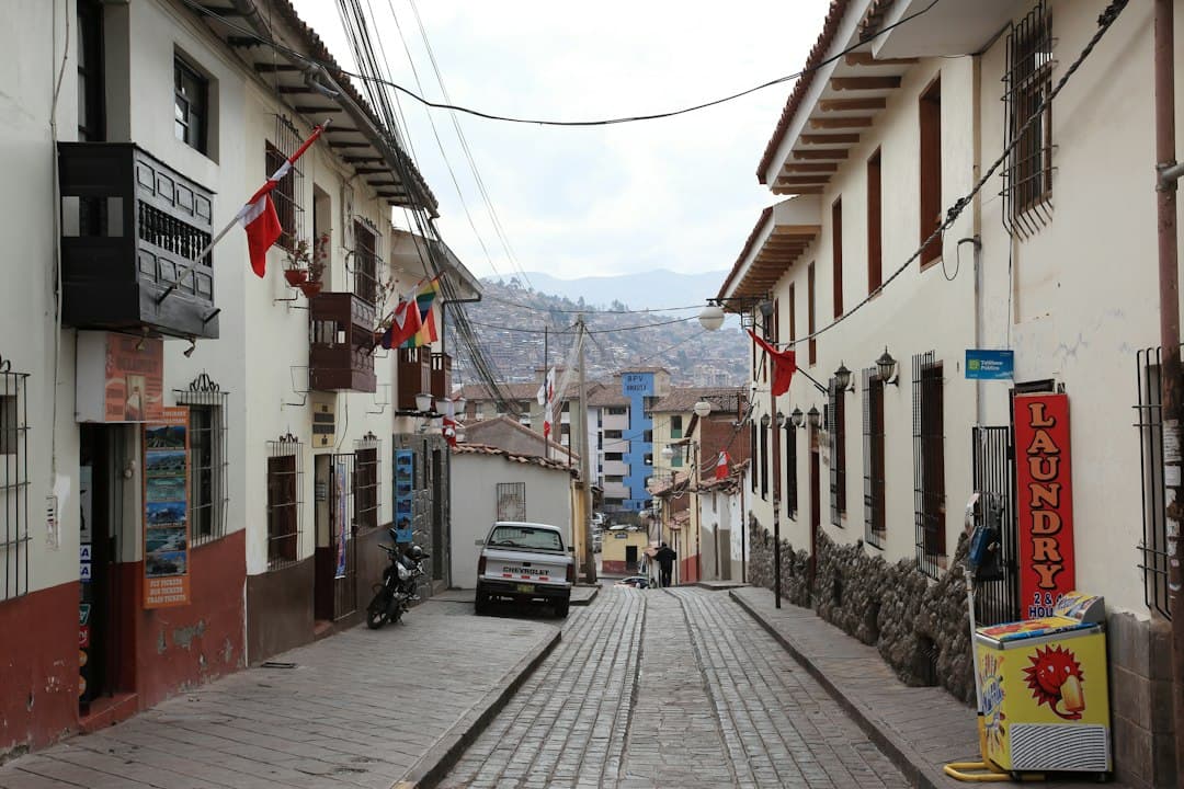 Calle de un pueblo con edificios, en el chat de Usquil