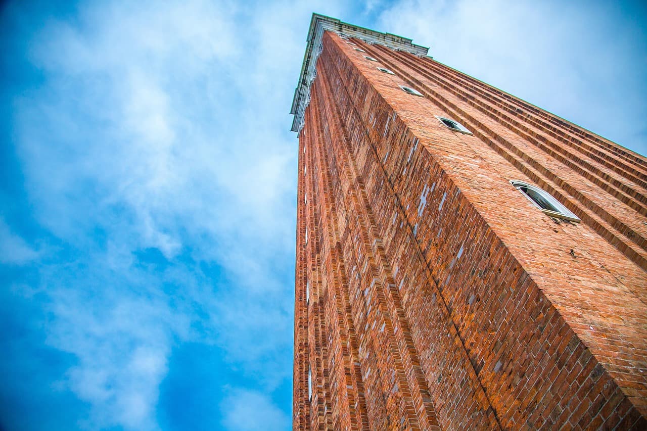 Torre de un campanario junto a una plaza, en el chat de San Marcos