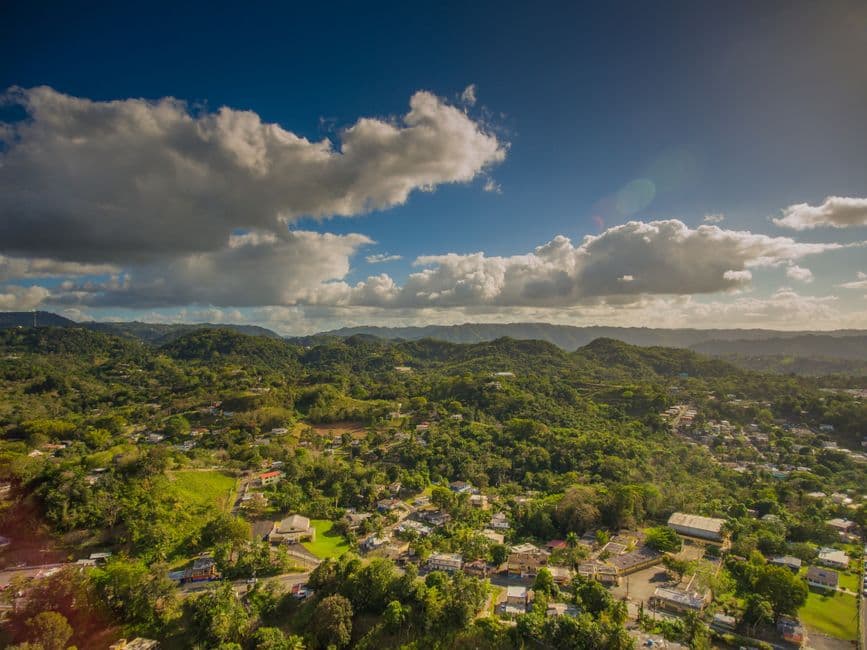 Vista de montañas a plena luz del día, en el chat de Barranquitas