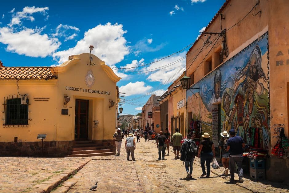 Gente caminando por una calle empedrada del casco antiguo, en el chat de Tinguipaya
