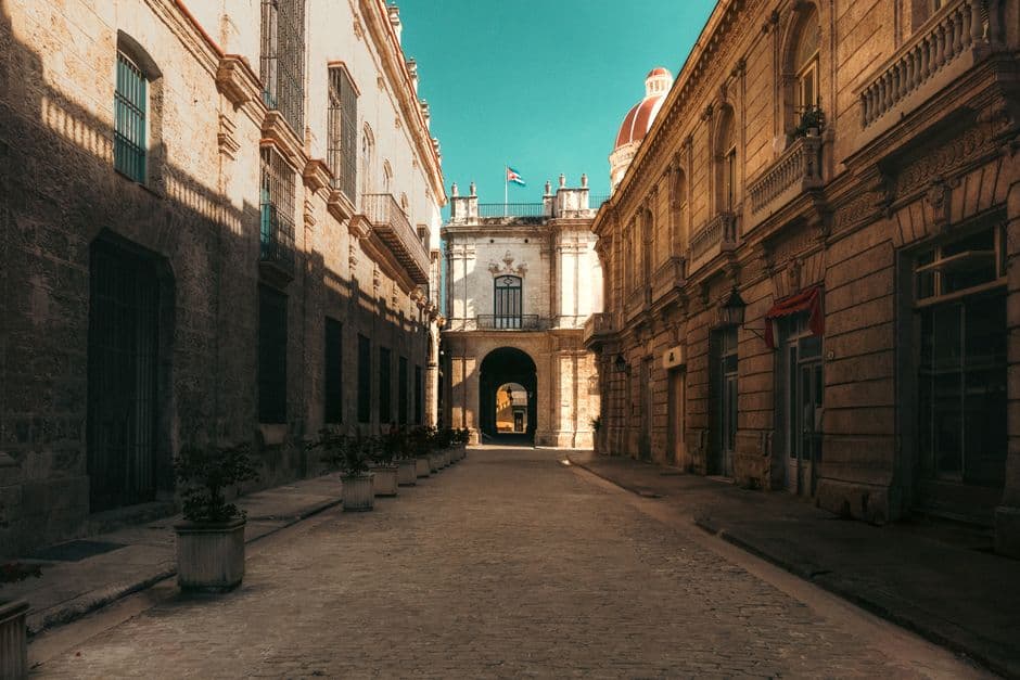 Calle de aire antiguo con edificios históricos, en el chat de Sibanicú