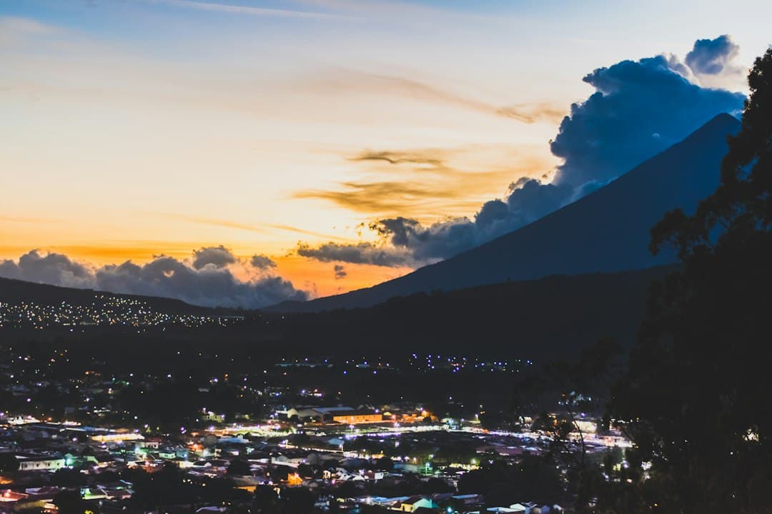 Silueta de una ciudad a contraluz, en el chat de San Lucas Sacatepéquez