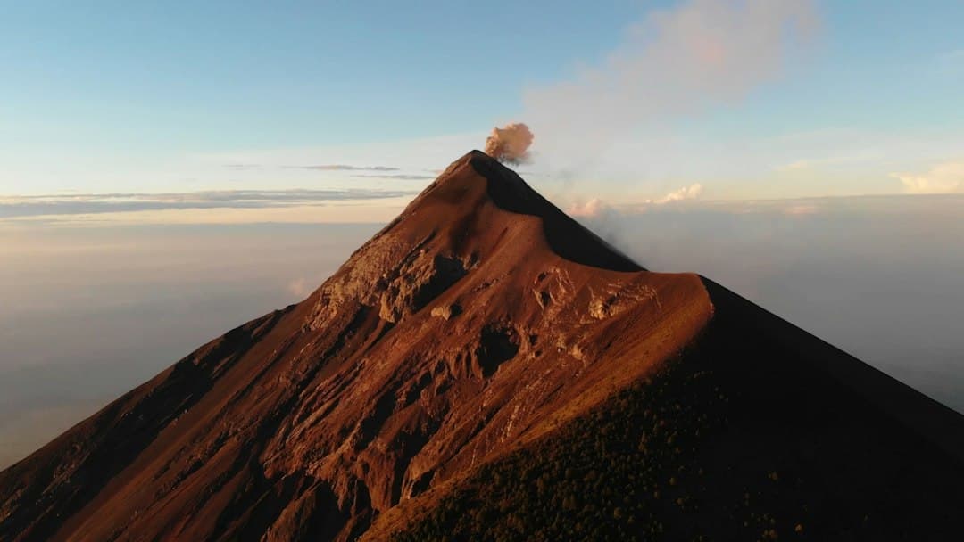 Montaña parda bajo el cielo azul de día, en el chat de Acatenango