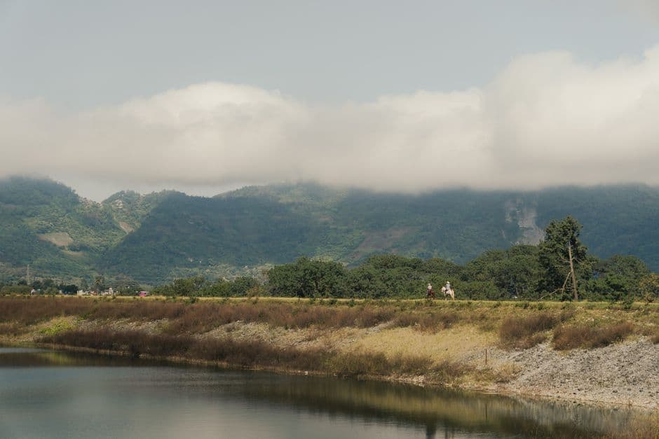 Paisaje de montañas junto a un lago, en el chat de El Rosario