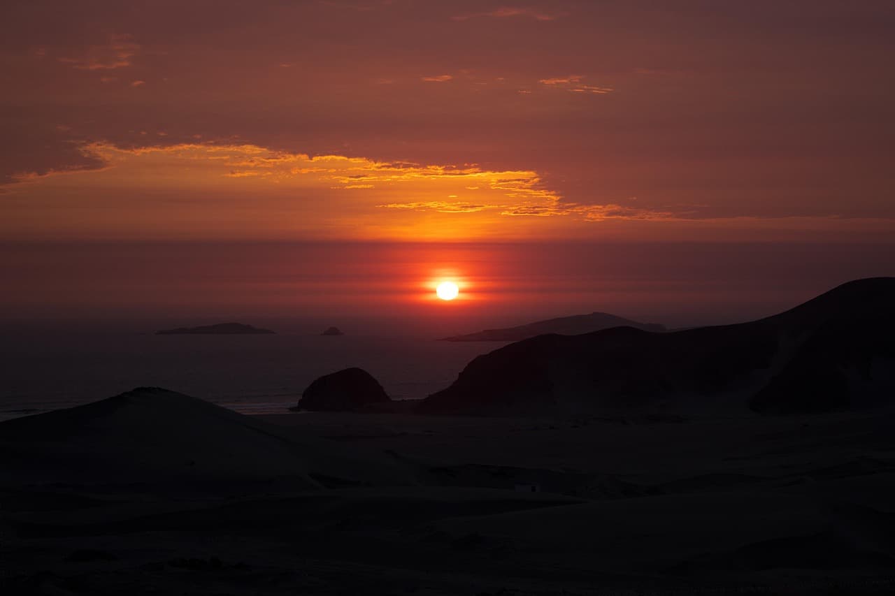 Playa y mar al atardecer en la costa, en el chat de Hualmay