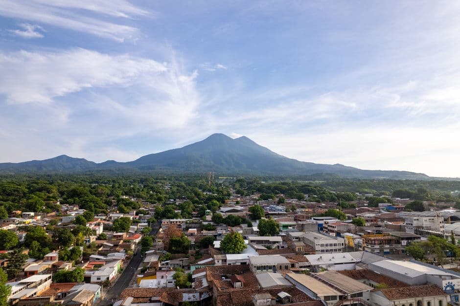 Vista de un paisaje con un volcán, en el chat de Marcala