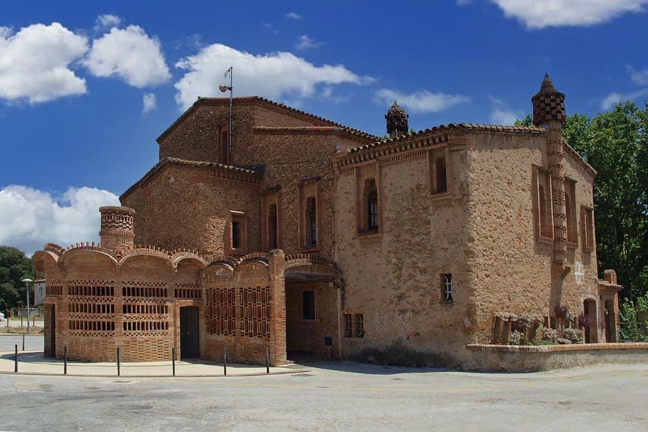 Casa de hormigón marrón, en la sala de chat de Santa Coloma de Gramenet