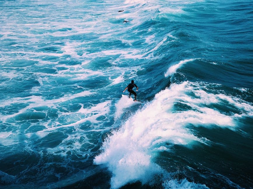 Hombre surfeando las olas del océano, en el chat de San Clemente