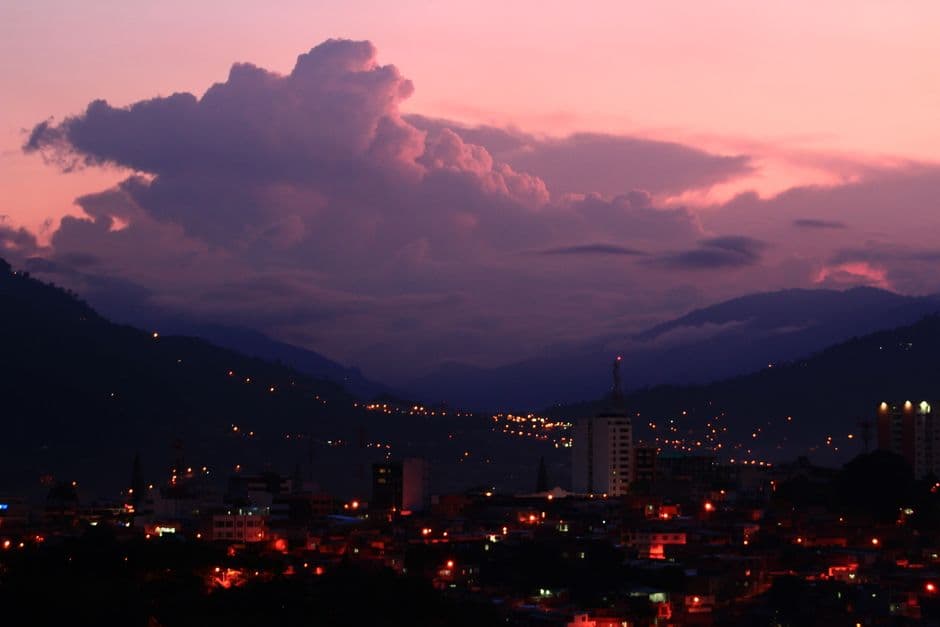 Cielo rosado sobre los edificios de una ciudad, en el chat de Coyaima