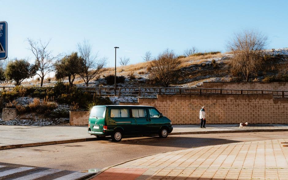 Furgoneta verde bajo sol invernal con nieve al fondo, en la sala de chat de Alcobendas