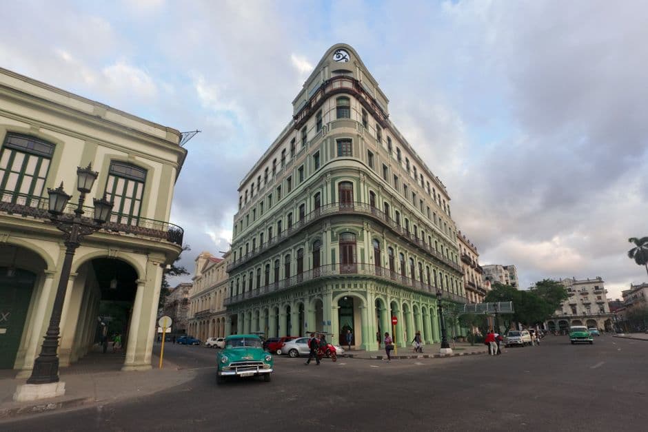 Edificio antiguo en una esquina, en el chat de Ciro Redondo