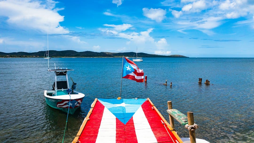 Bandera en una barca sobre el agua, en el chat de Utuado
