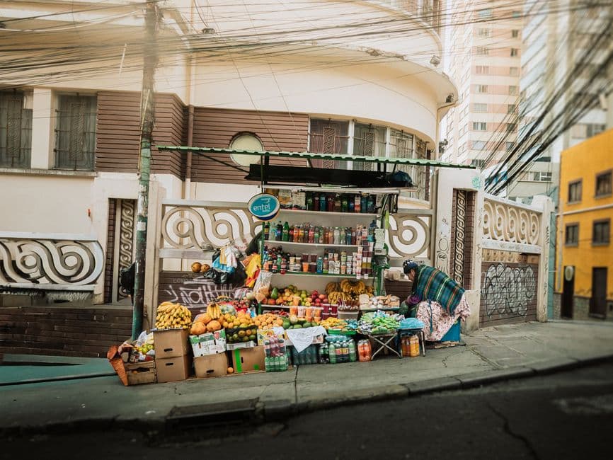 Puesto de mercado callejero con productos frescos en Bolivia, en el chat de Bermejo