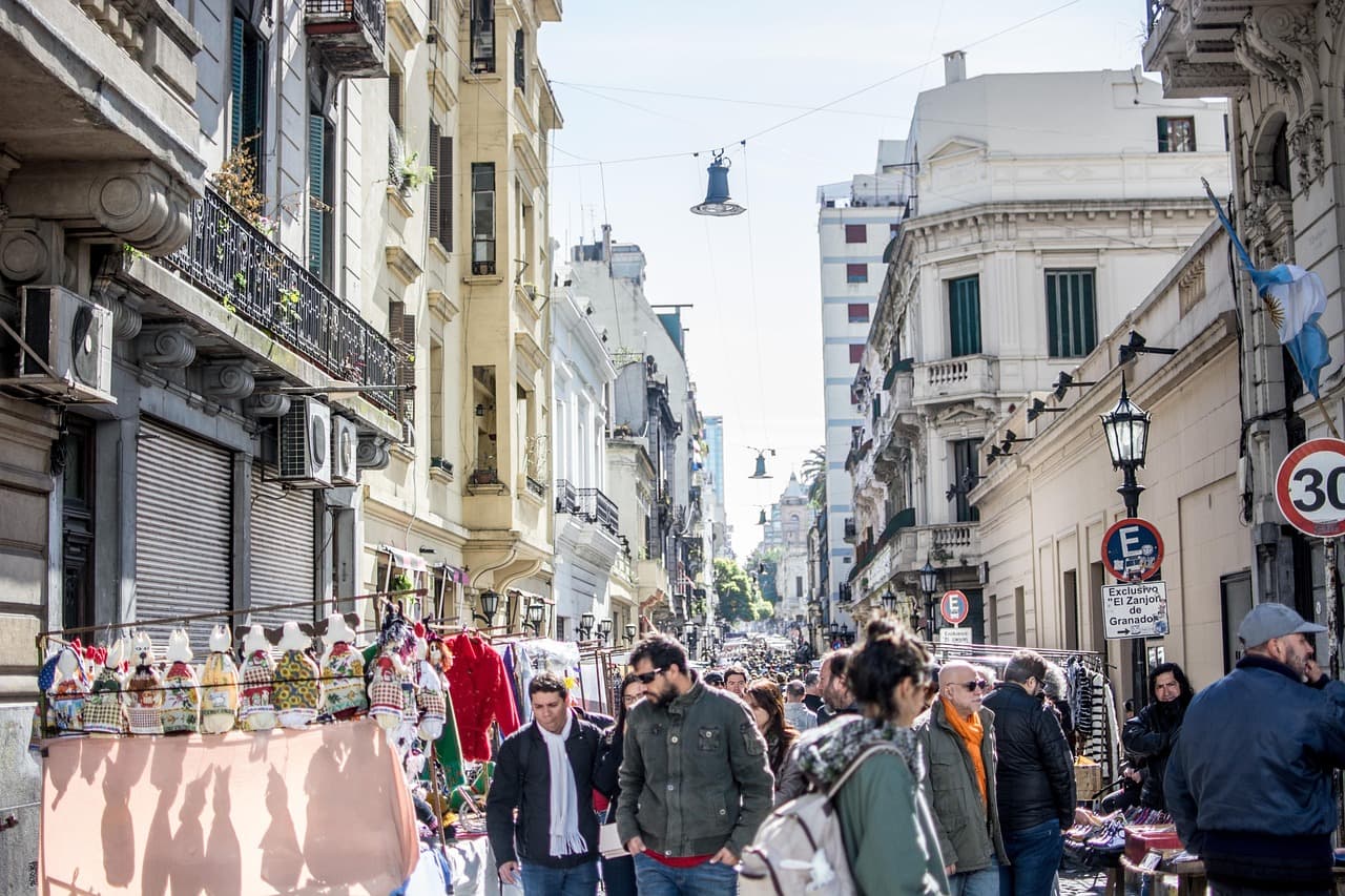Vista urbana de una ciudad de Argentina, en el chat de Arroyito